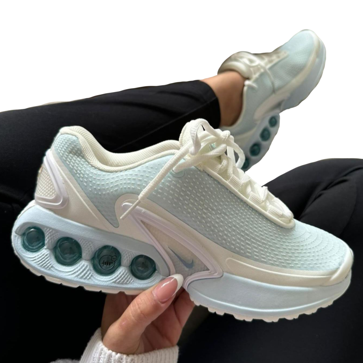 NIKE AIR MAX DN MUJER: Comodidad y Estilo en Cada Paso Las NIKE AIR MAX DN MUJER son el calzado perfecto para quienes buscan una combinación de estilo moderno y comodidad inigualable. Estas zapatillas no solo son un ícono de la moda, sino que también ofrecen el soporte y la amortiguación que necesitas para tu día a día. Si estás pensando en comprar un par de NIKE AIR MAX DN MUJER, estás en el lugar correcto.  ¿Por Qué Elegir NIKE AIR MAX DN MUJER? Las NIKE AIR MAX DN MUJER son reconocidas por su diseño innovador y su capacidad para brindar comodidad durante todo el día. Ya sea que las necesites para un día de compras o una salida casual, estas zapatillas se adaptan perfectamente a cualquier situación.  Características Destacadas Tecnología Air Max: La famosa cámara de aire de Nike Air proporciona una amortiguación superior que reduce el impacto en cada paso.  Diseño Versátil: Disponibles en varios colores, las Nike Air Max mujer ofrecen opciones para todos los gustos, desde tonos neutros hasta colores más atrevidos.  Durabilidad: Fabricadas con materiales de alta calidad, estas zapatillas están diseñadas para durar, incluso con uso frecuente.  Variedad de Colores y Estilos En Onlineshoppingcenterg, ofrecemos las NIKE AIR MAX DN MUJER en una amplia gama de colores y estilos para que encuentres el par que mejor se adapte a tu personalidad.